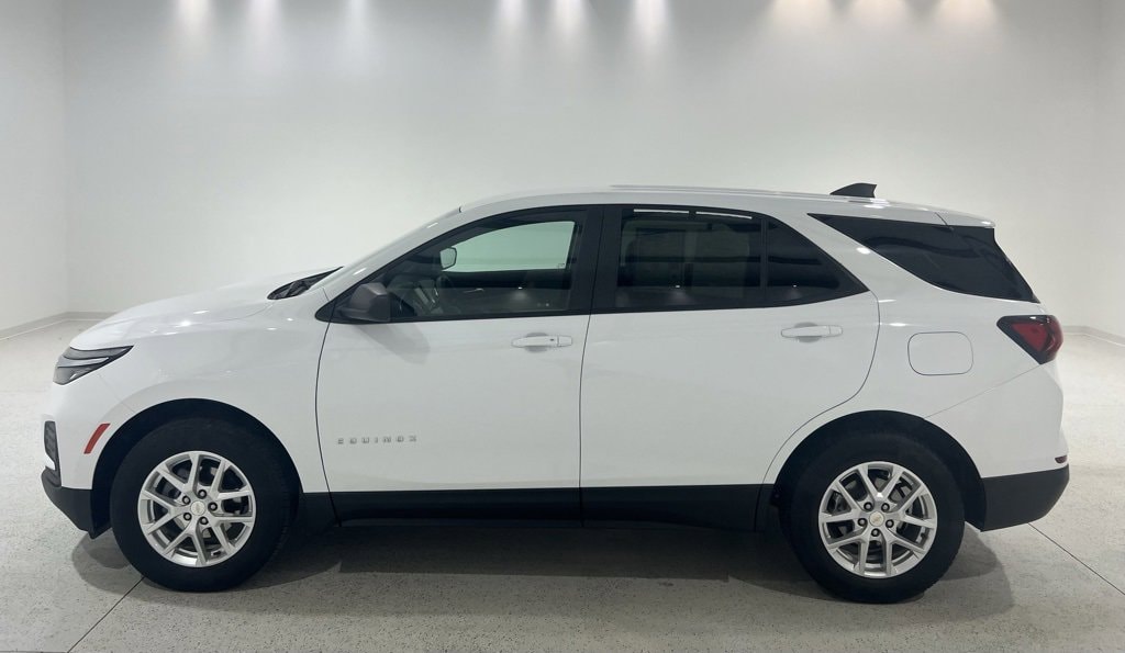 2022 Chevrolet Equinox LS's photo