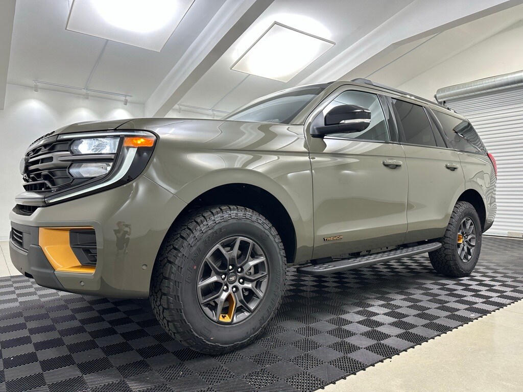 2025 Ford Expedition photo 3