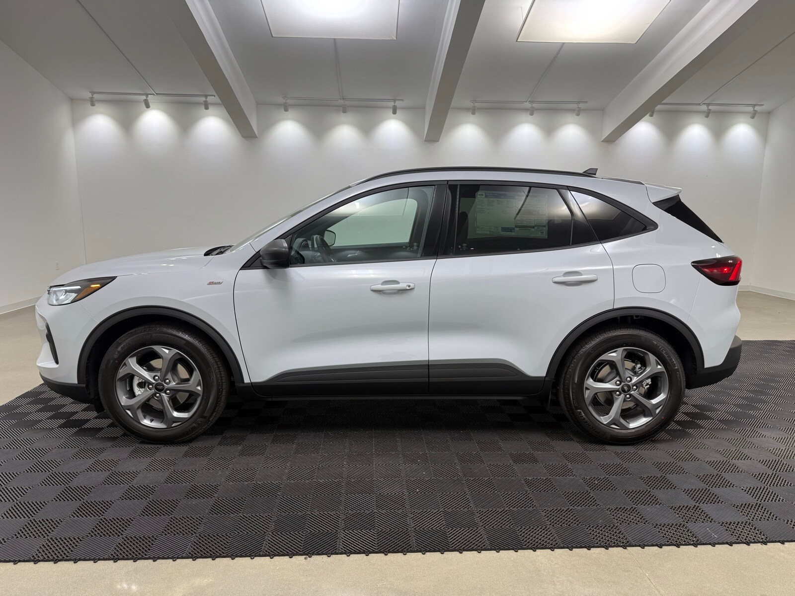 2025 Ford Escape ST-Line photo 4