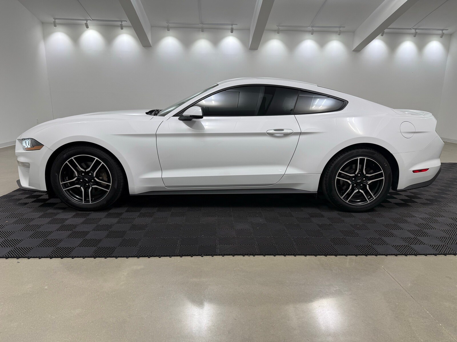 2018 Ford Mustang EcoBoost Premium photo 3