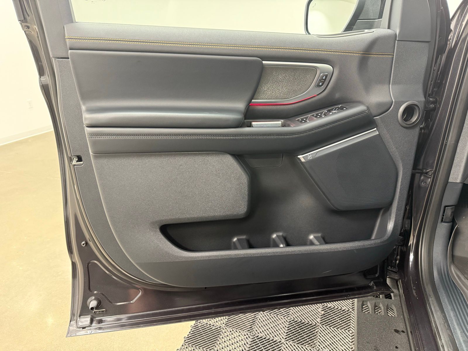 2025 Ford Expedition Tremor - Photo 14