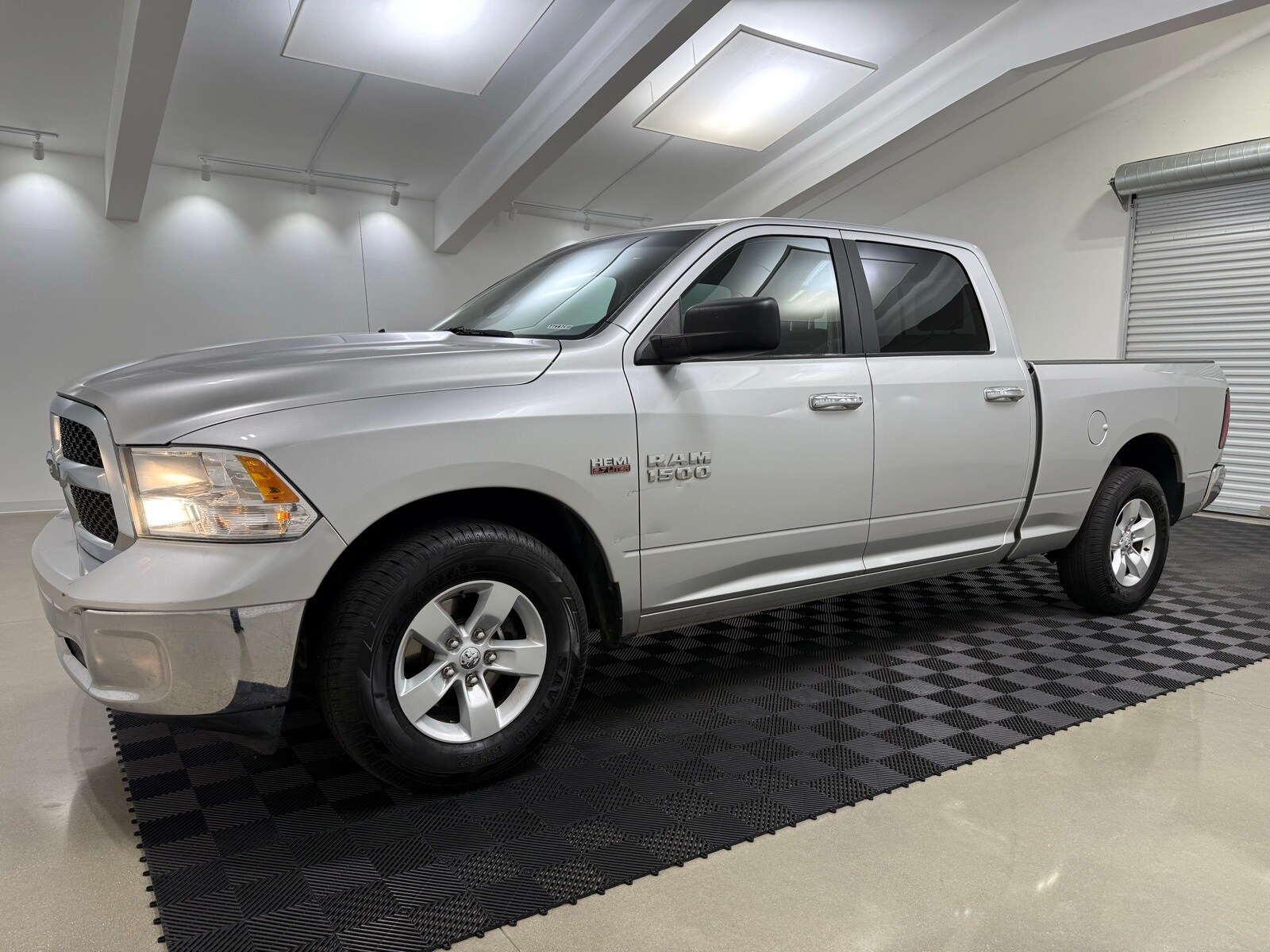 2017 Ram 1500 SLT photo 3