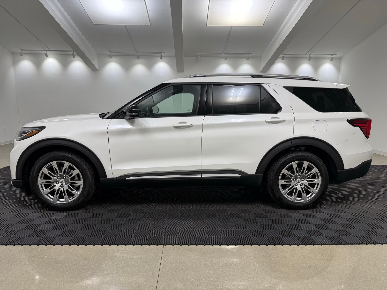 2026 Ford Explorer Platinum photo 4