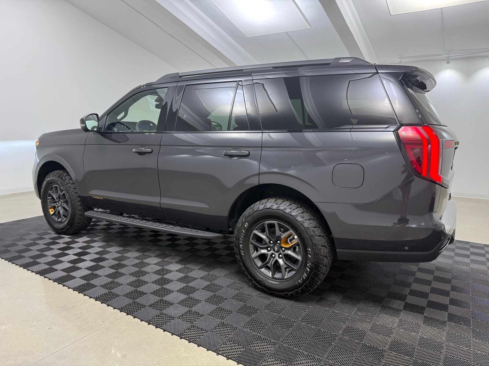 2025 Ford Expedition photo 4