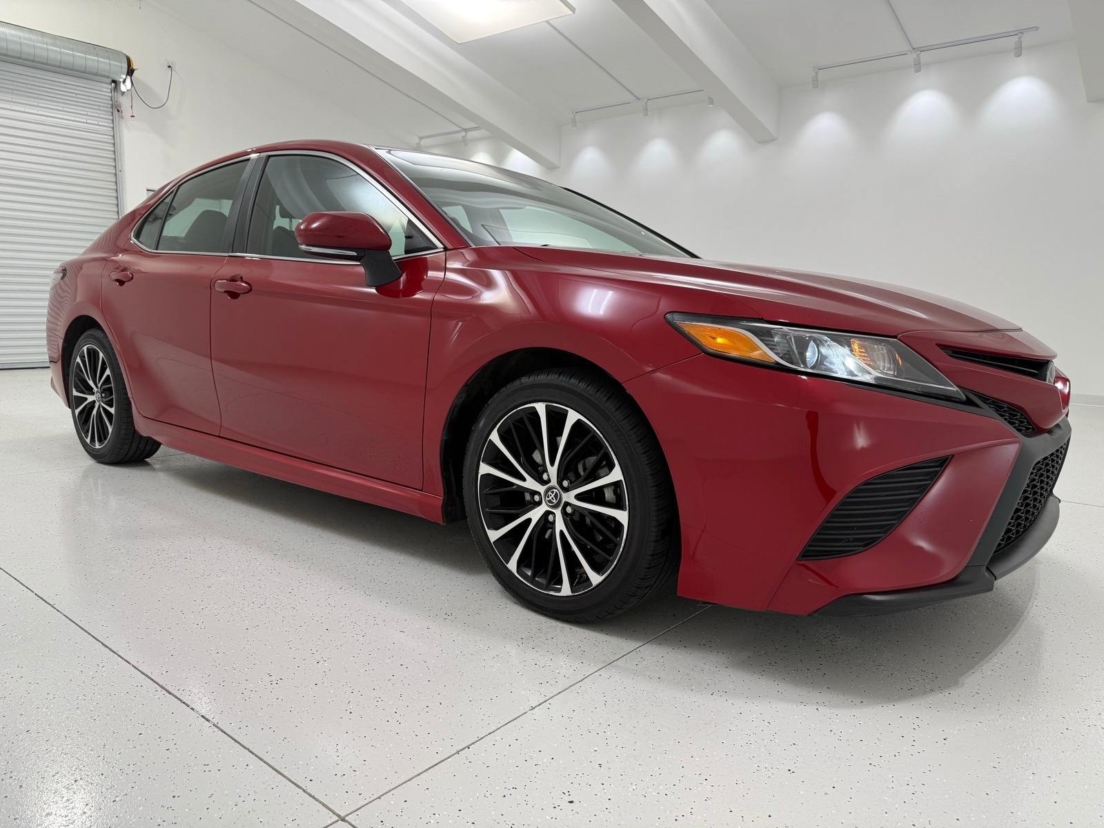 2019 Toyota Camry SE's photo