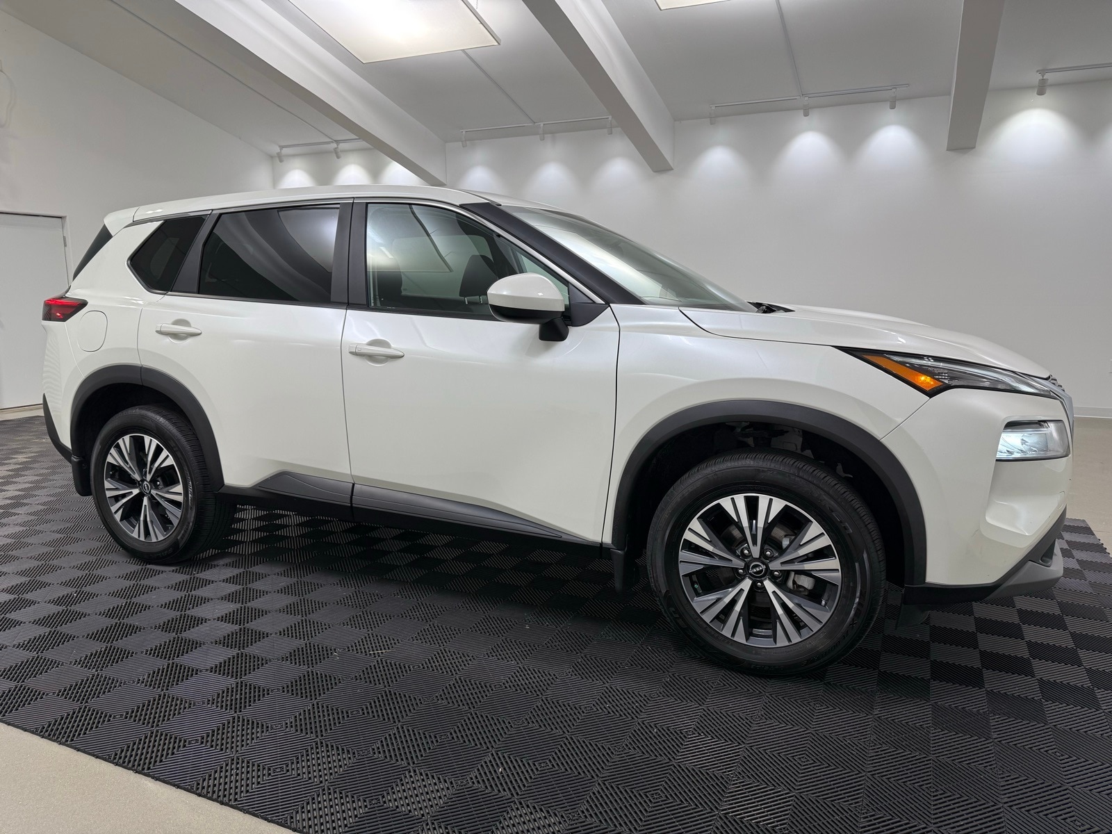 2023 Nissan Rogue SV's photo