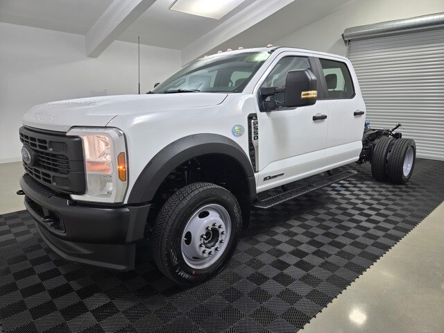 2025 Ford F-550 photo 3