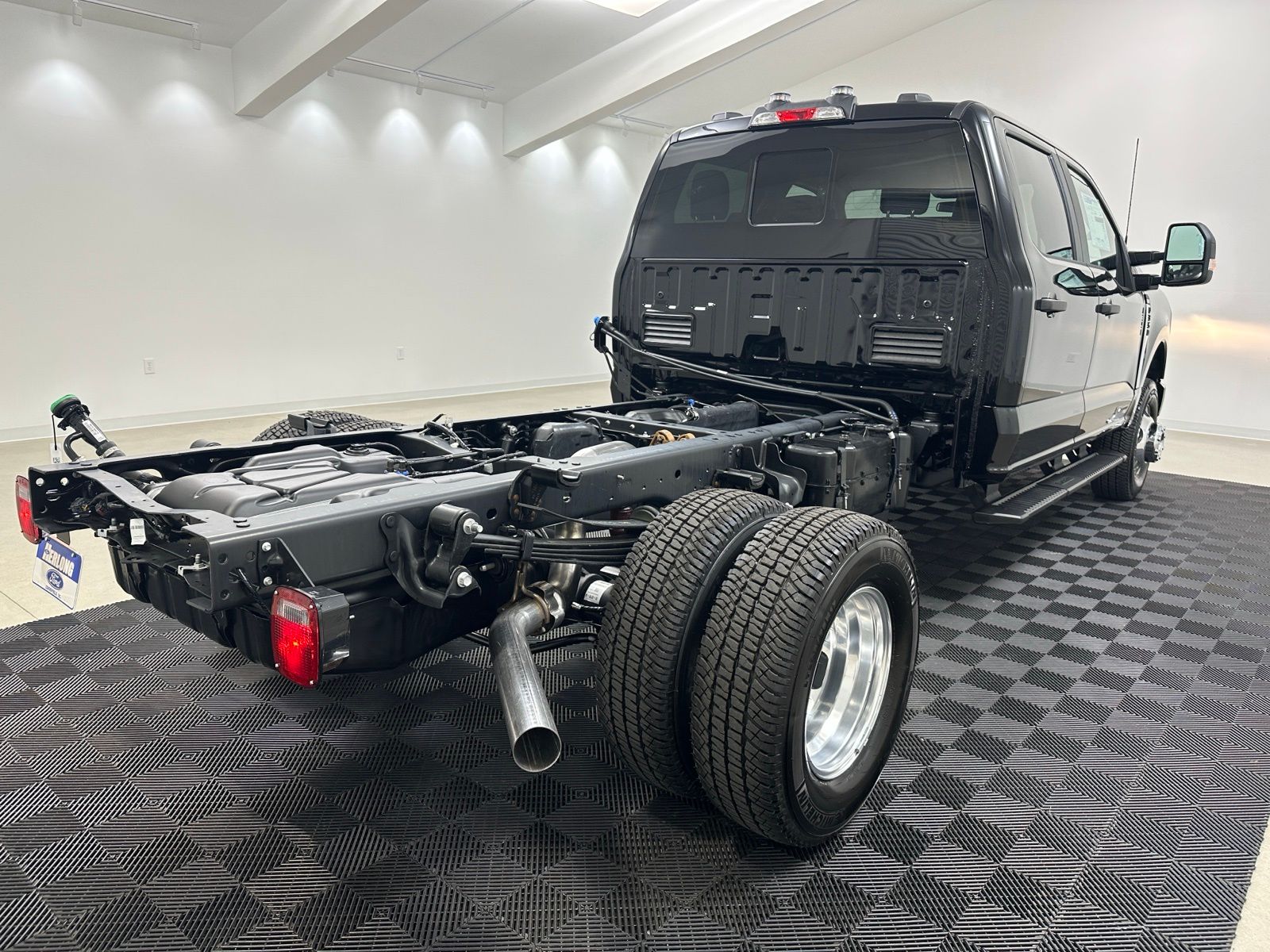 2025 Ford F-350 Super Duty Chassis Cab XL - Photo 9
