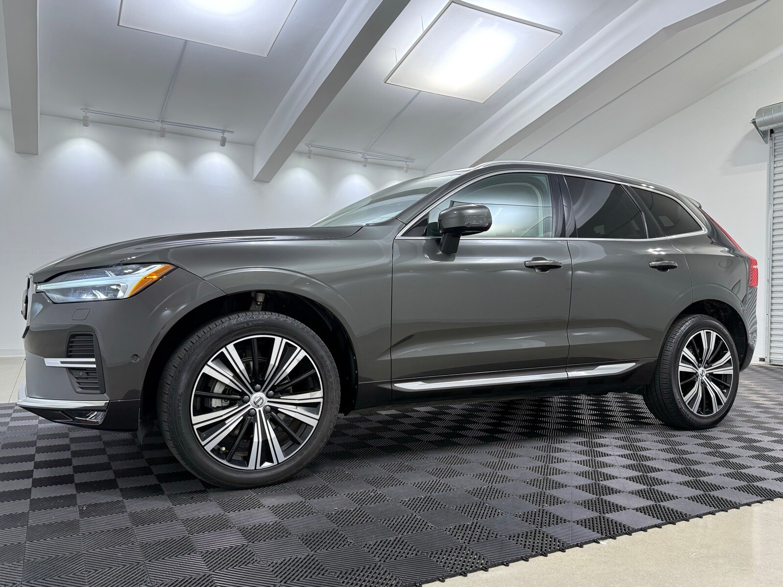 2022 Volvo XC60 B5 Inscription photo 3