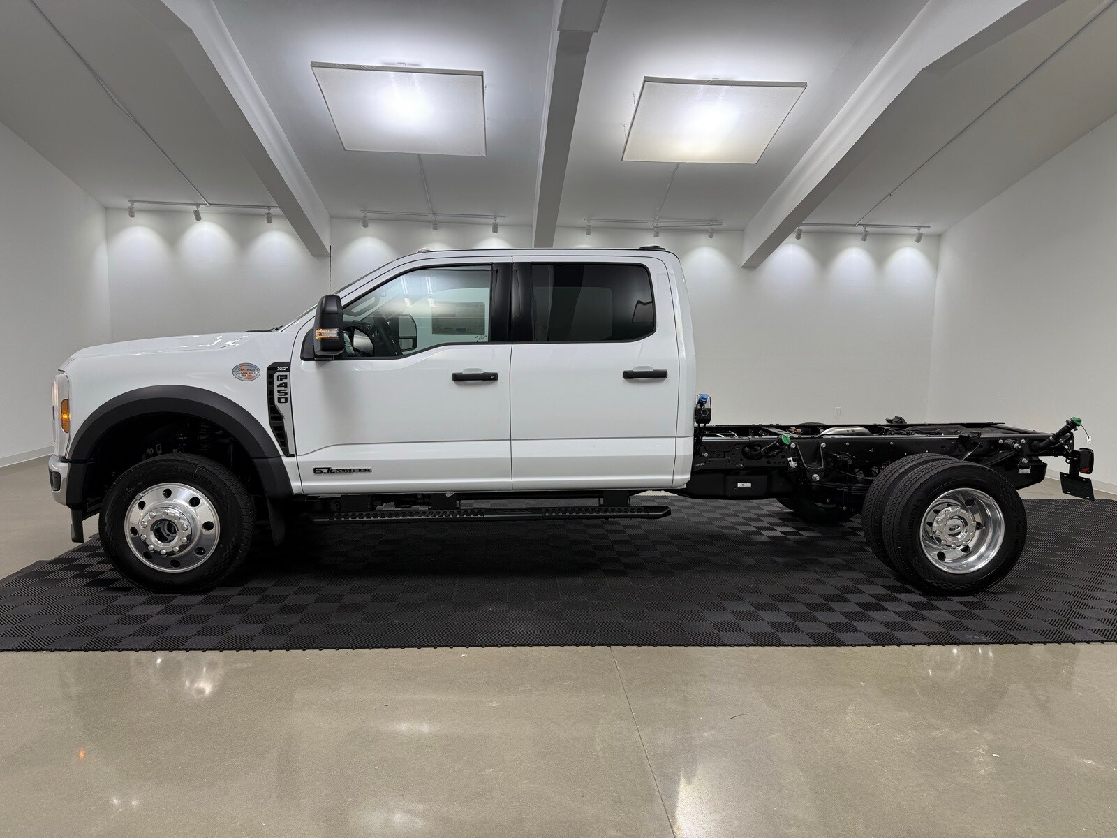 2025 Ford F-450 photo 4