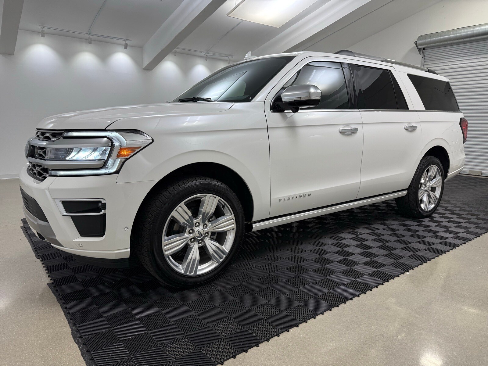 2024 Ford Expedition MAX Platinum photo 3