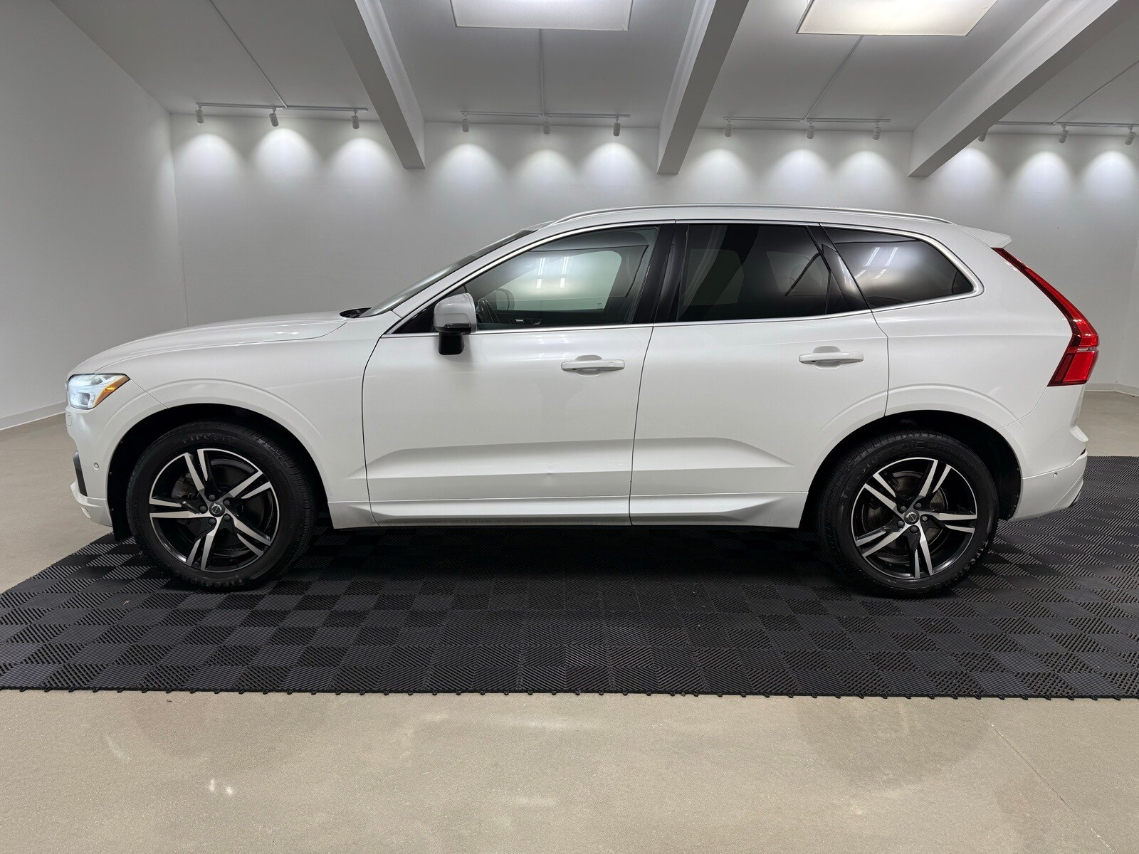 2018 Volvo XC60 T6 R-Design photo 4
