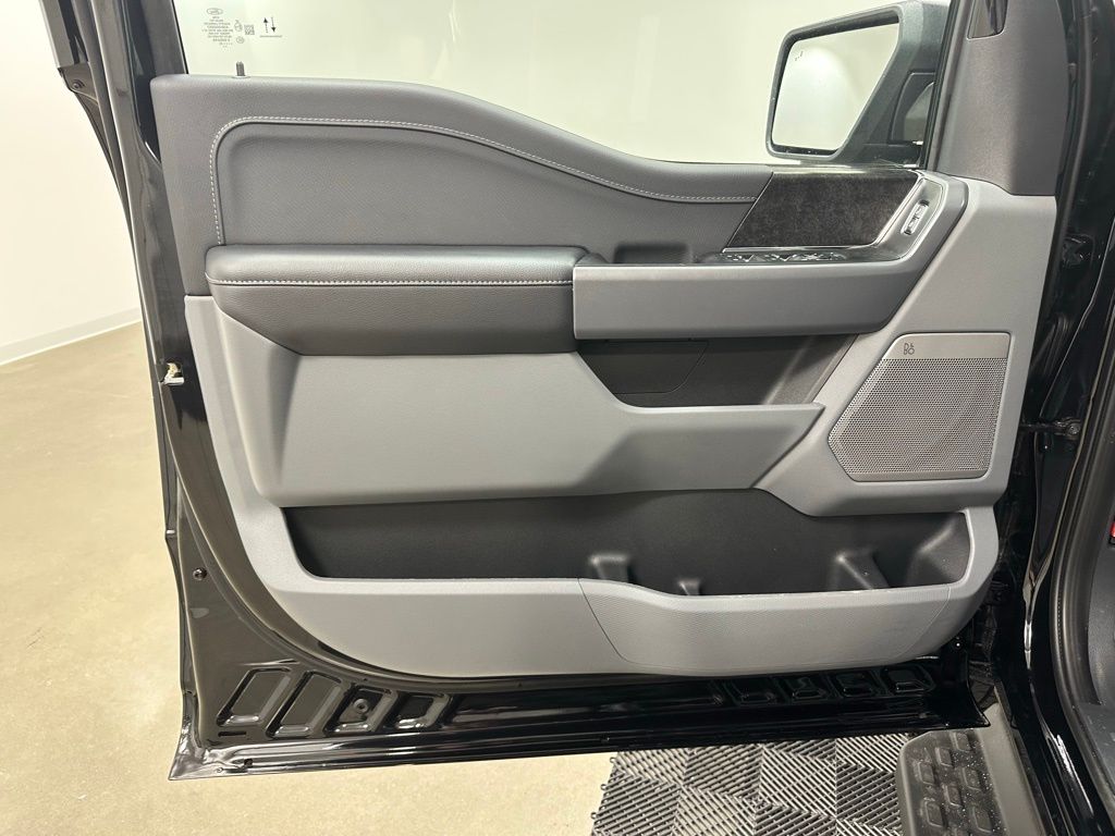 2025 Ford F-150 Lightning Flash - Photo 12