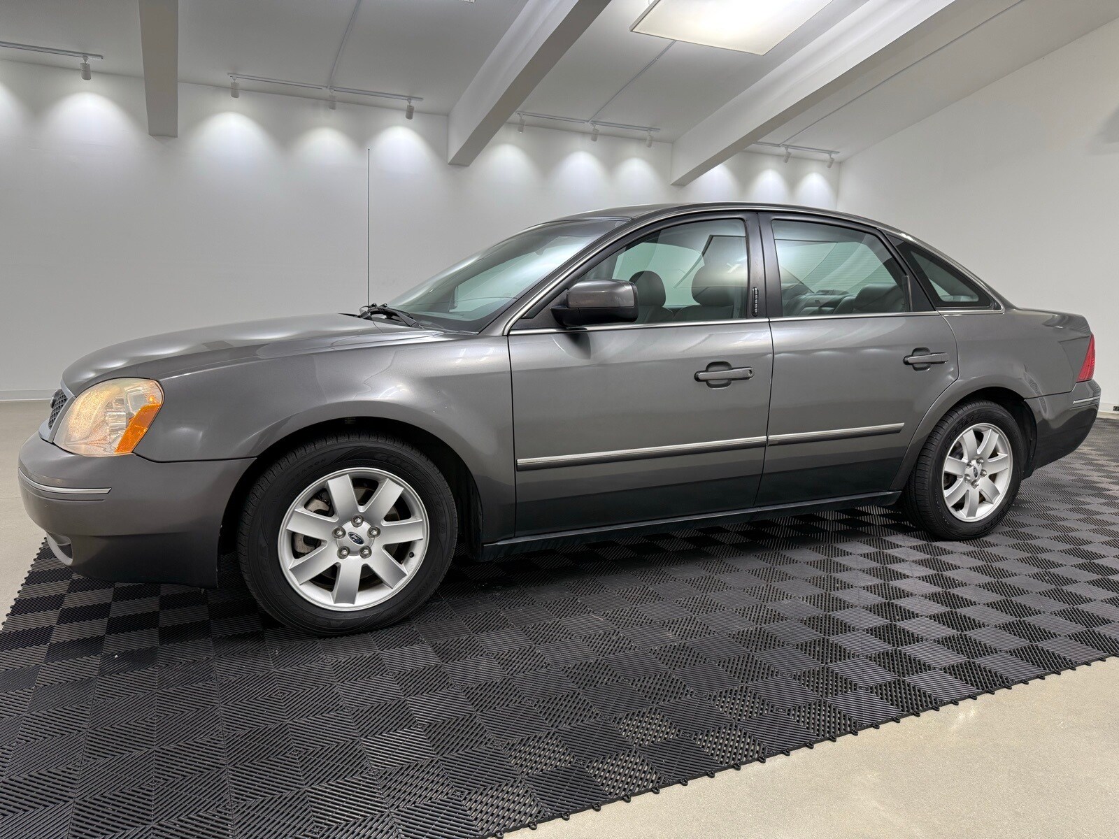 2005 Ford Five Hundred SEL photo 4