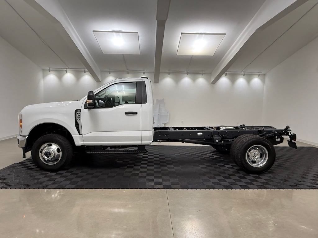 New 2025 Ford F-350SD XLT Chassis