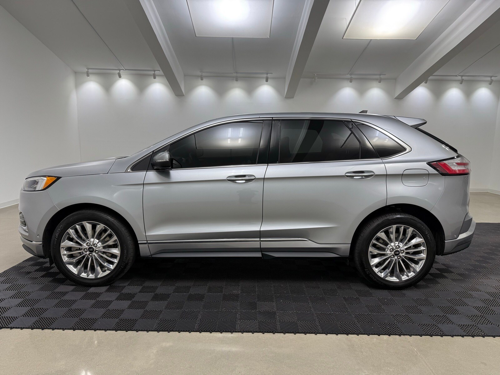 2024 Ford Edge Titanium photo 4