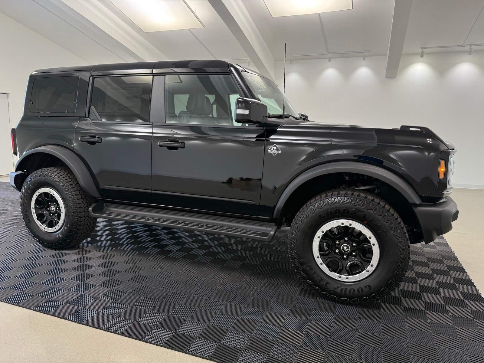2025 Ford Bronco 4-Door Outer Banks's photo