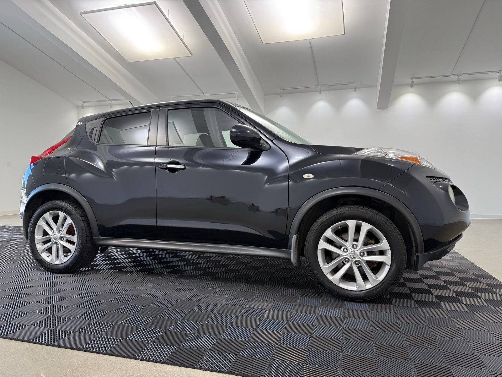 2011 Nissan JUKE SV's photo