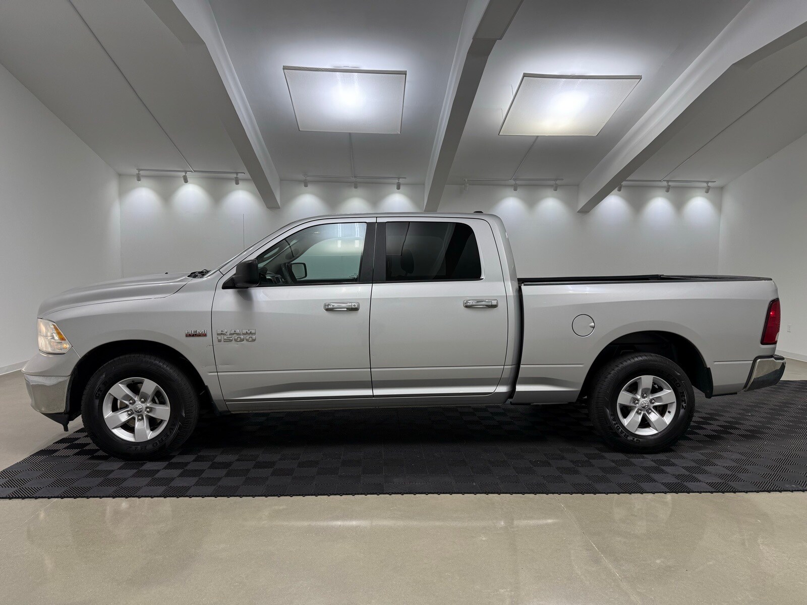 2017 Ram 1500 SLT photo 4