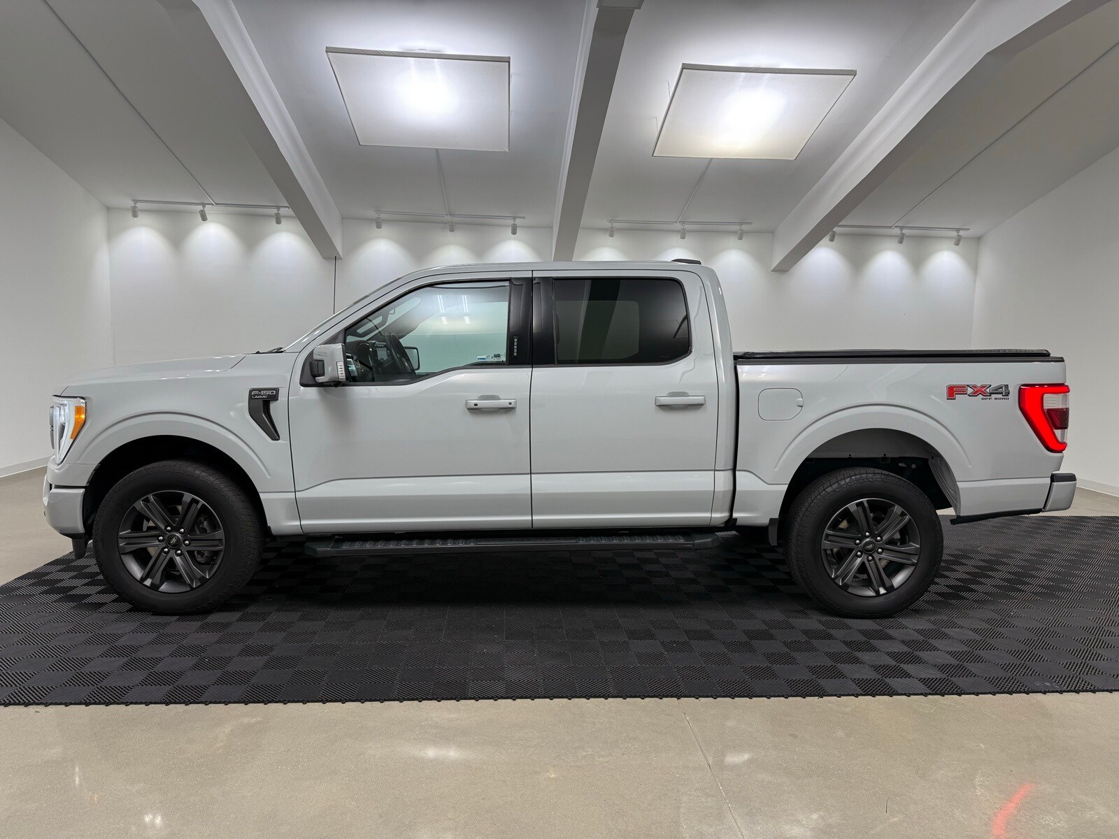 2023 Ford F-150 Lariat photo 2