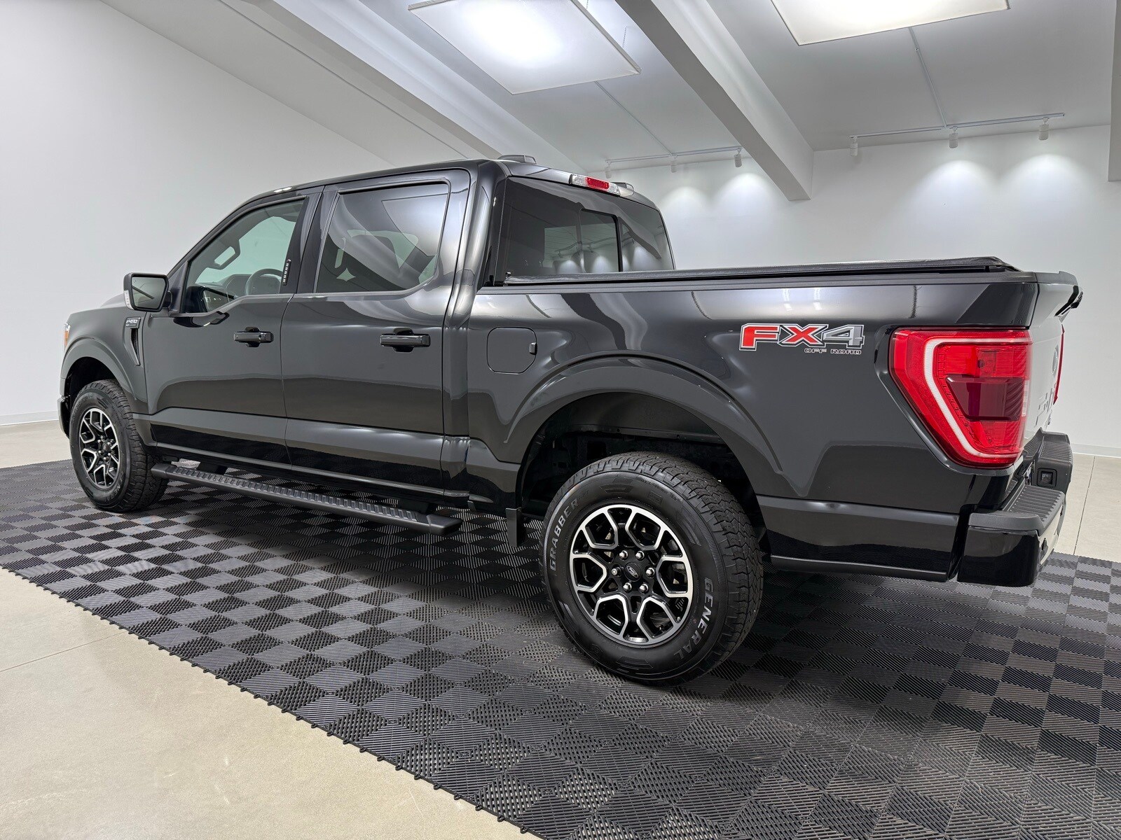 2023 Ford F-150 XLT photo 2