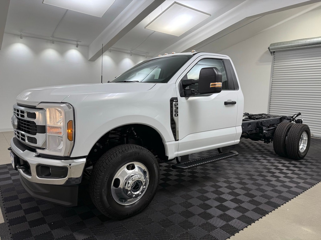 New 2025 Ford F-350SD XLT Chassis