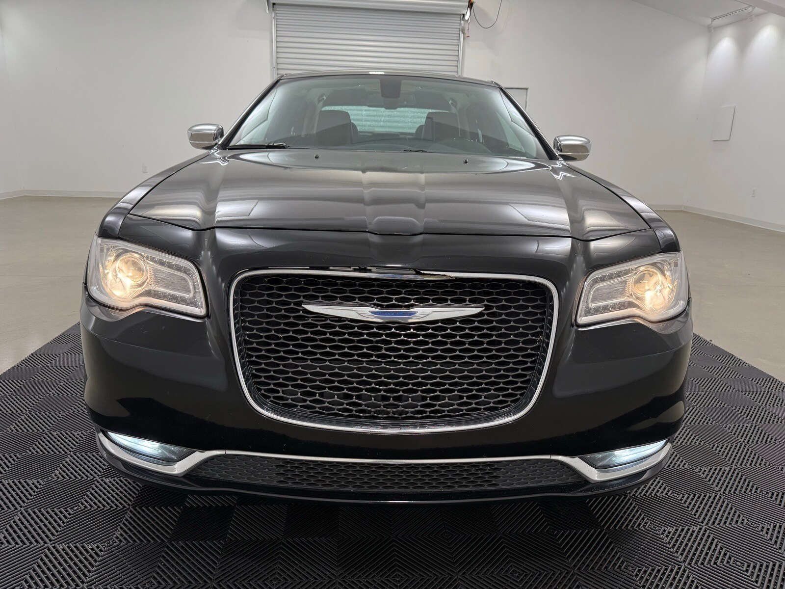 2018 Chrysler 300 Limited photo 2