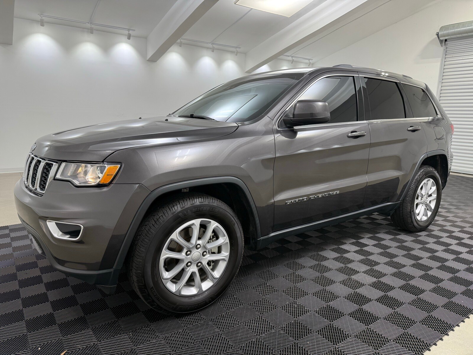 2021 Jeep Grand Cherokee Laredo X photo 2