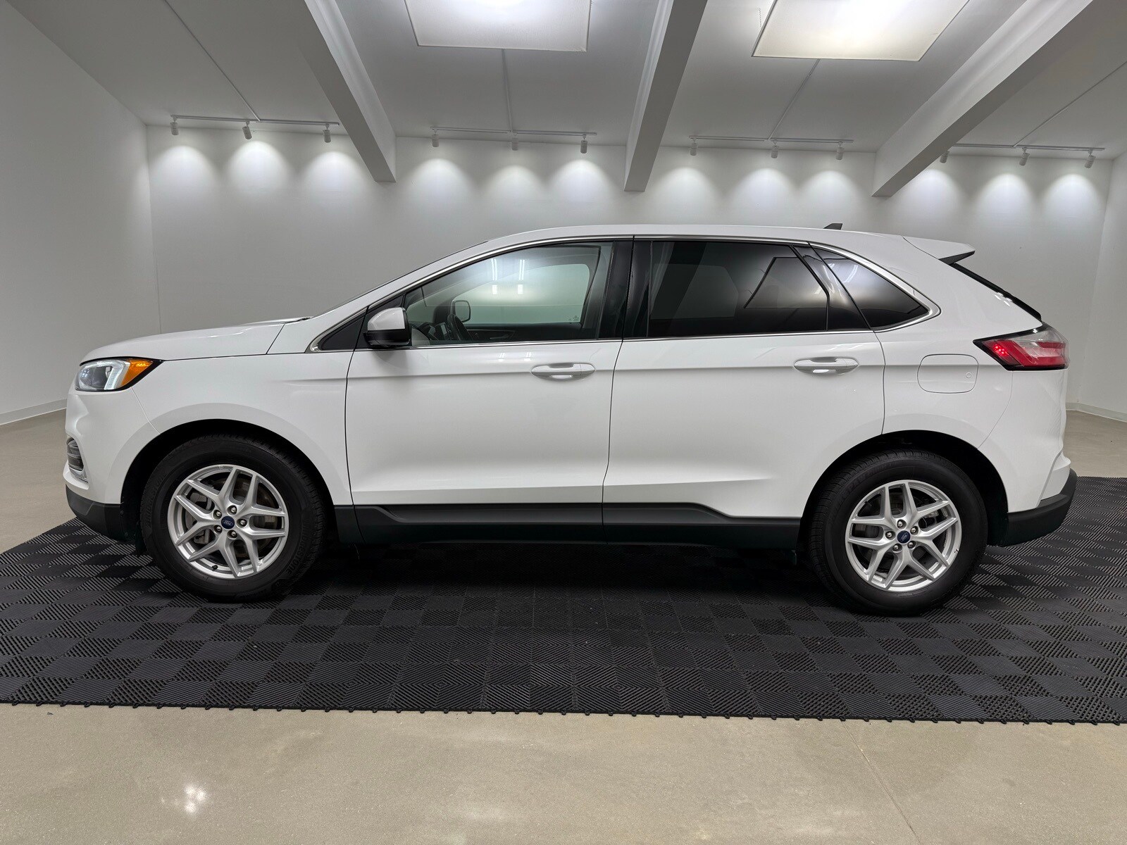 2022 Ford Edge SEL photo 4