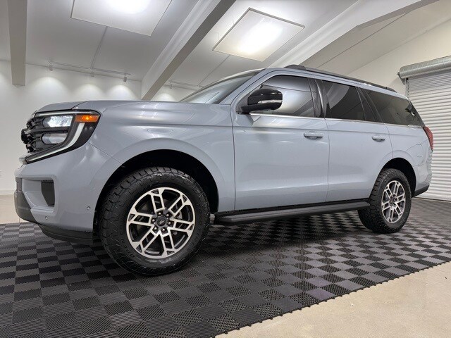 2025 Ford Expedition photo 3