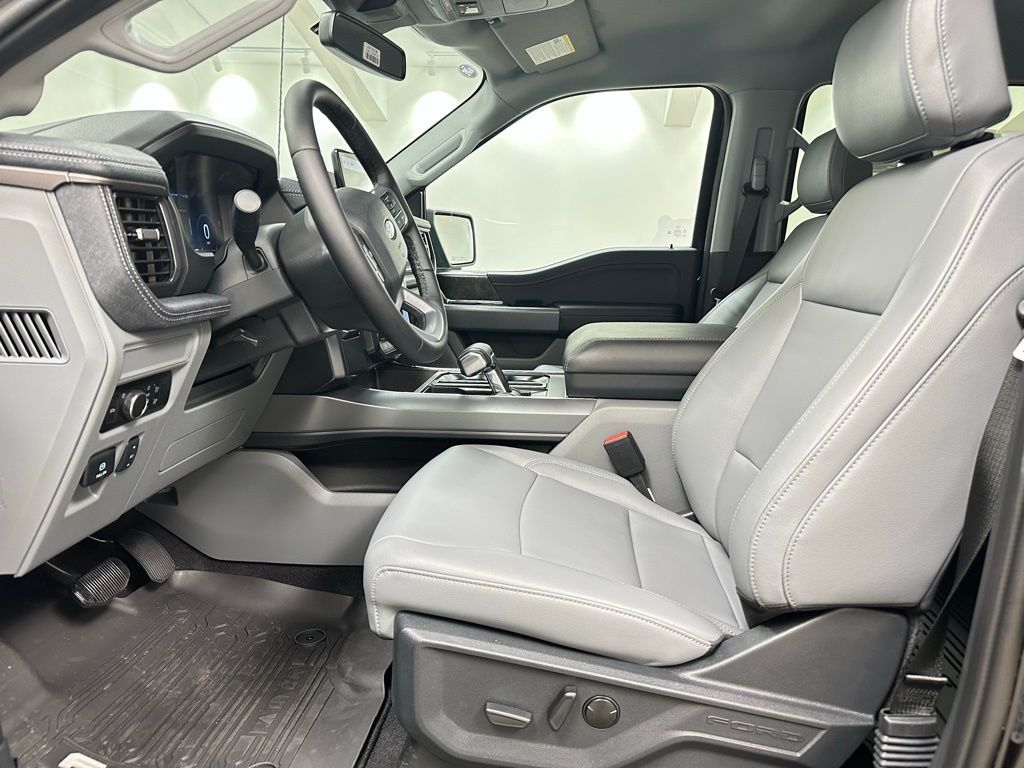 2025 Ford F-150 Lightning Flash - Photo 10