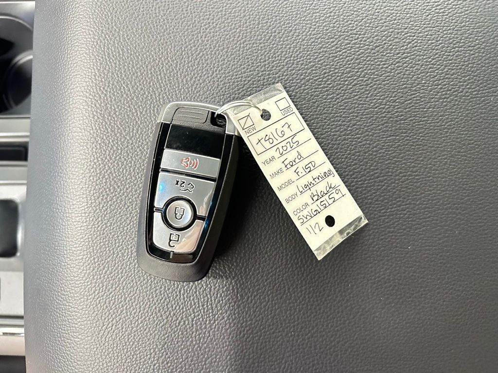 2025 Ford F-150 Lightning Flash - Photo 32