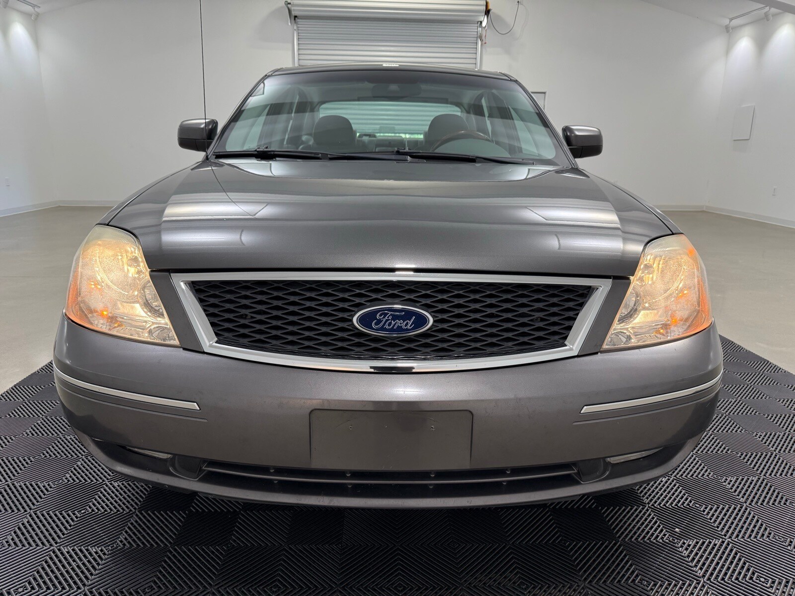 2005 Ford Five Hundred SEL photo 2