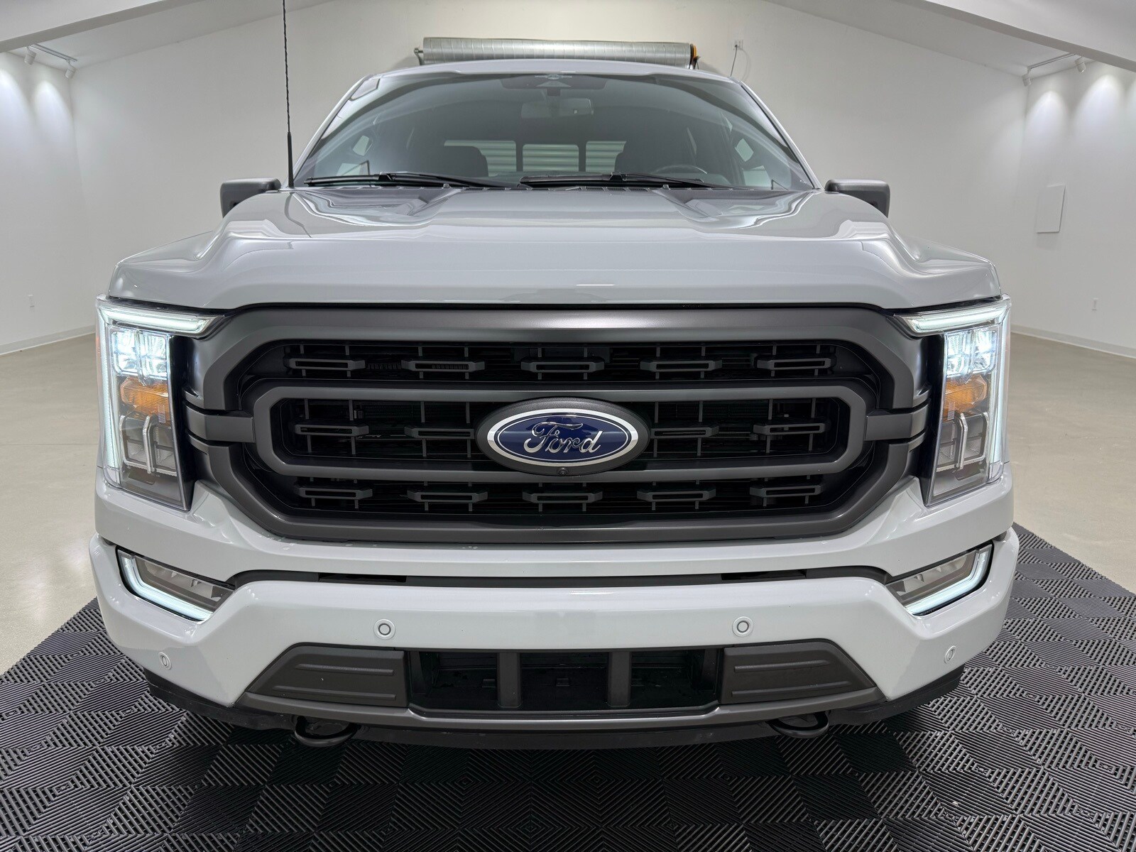 2023 Ford F-150 XLT photo 2