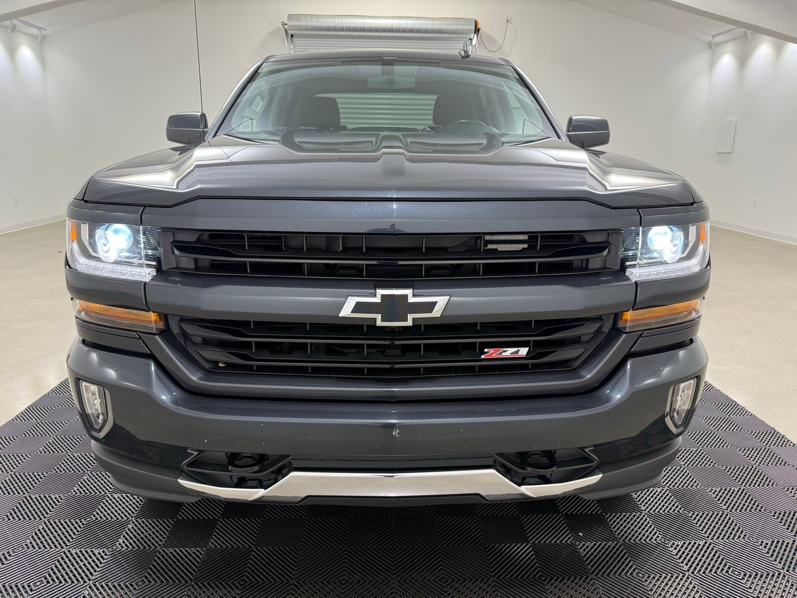 2018 Chevrolet Silverado 1500 LT photo 2