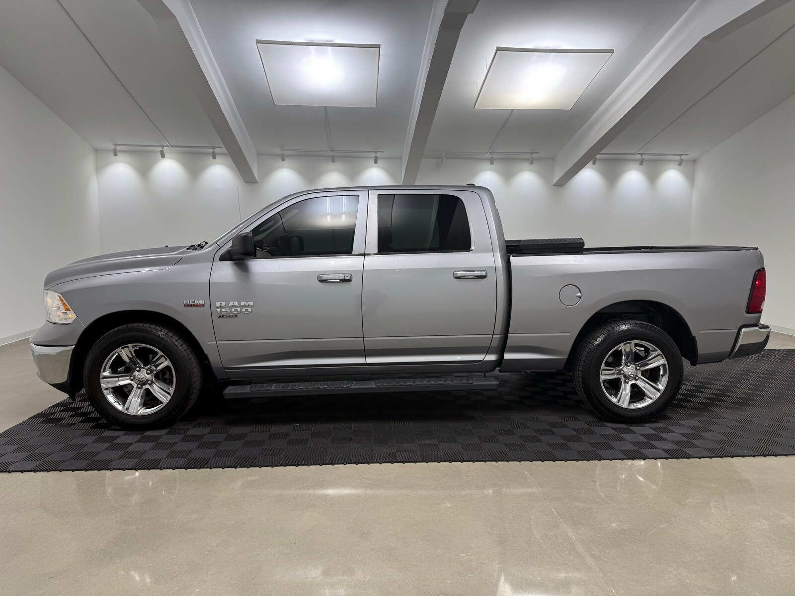 2021 Ram 1500 Classic SLT photo 4