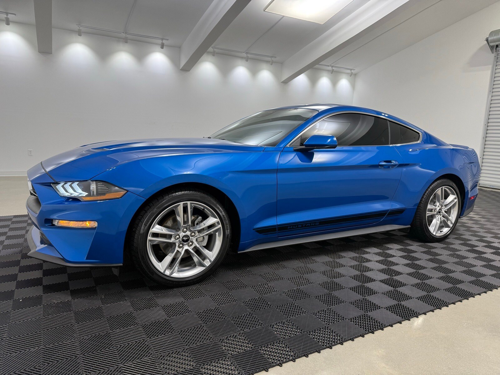 2021 Ford Mustang EcoBoost Premium photo 3