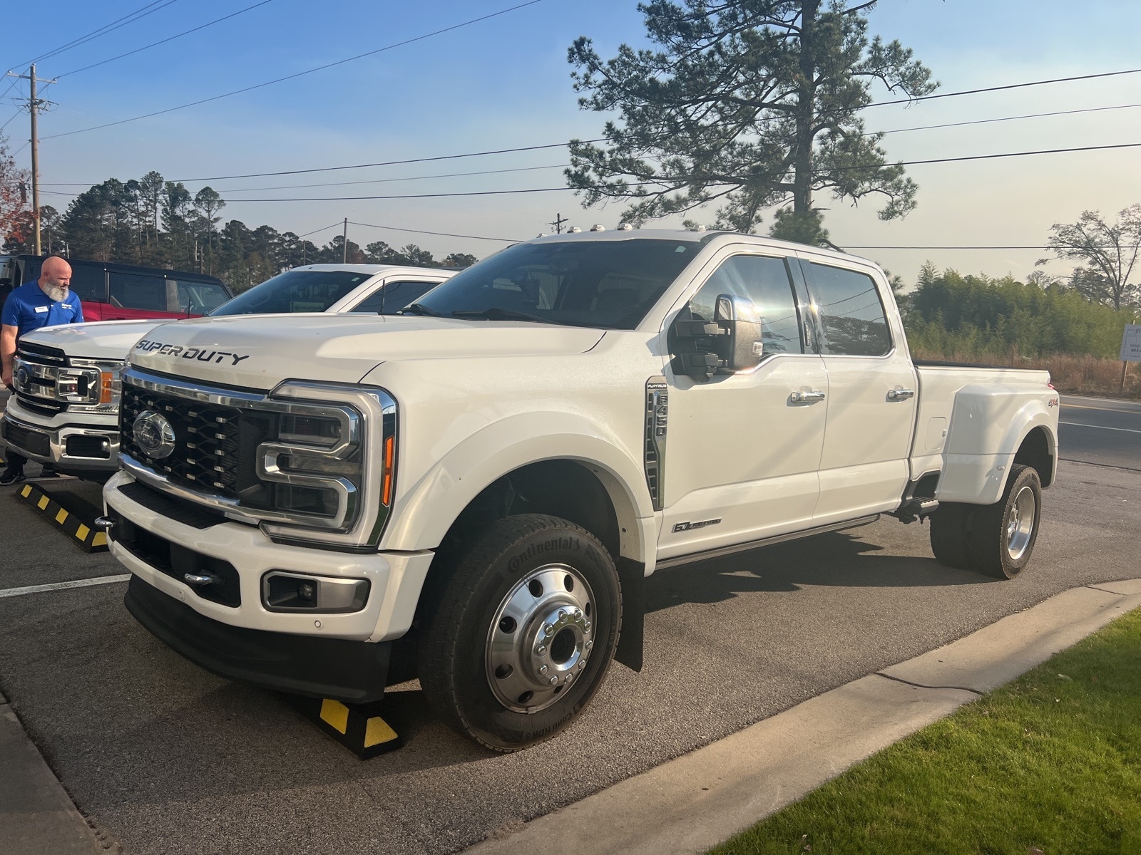 2023 Ford F-450 Super Duty Platinum's photo