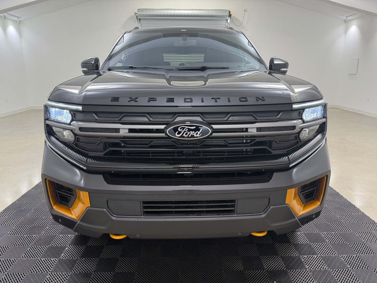 2025 Ford Expedition photo 2