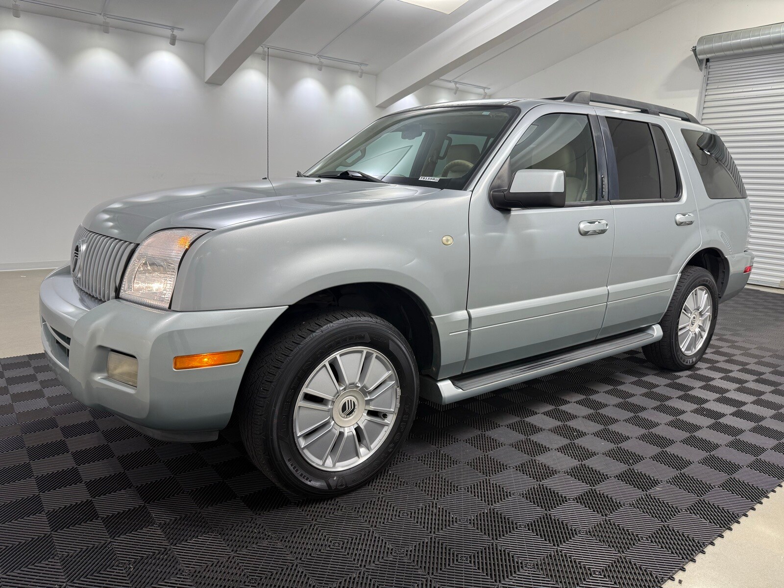 2006 Mercury Mountaineer Luxury photo 3