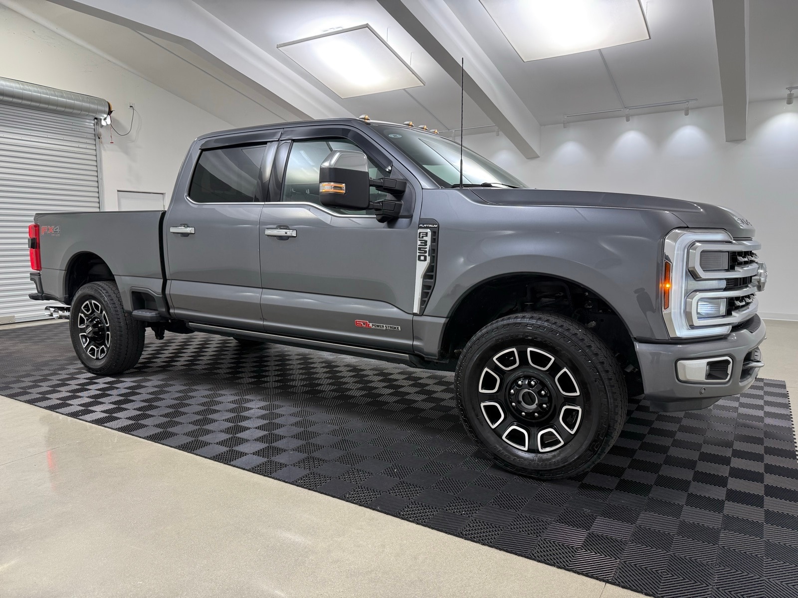 2024 Ford F-350 Super Duty Platinum's photo