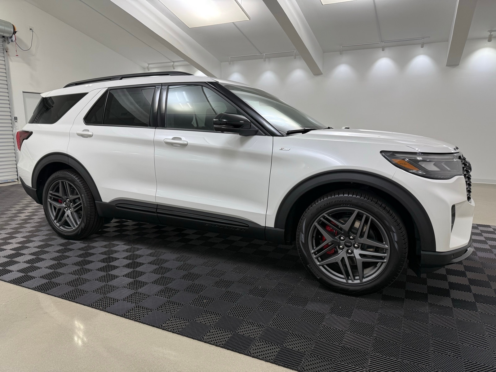 2025 Ford Explorer ST-LINE's photo