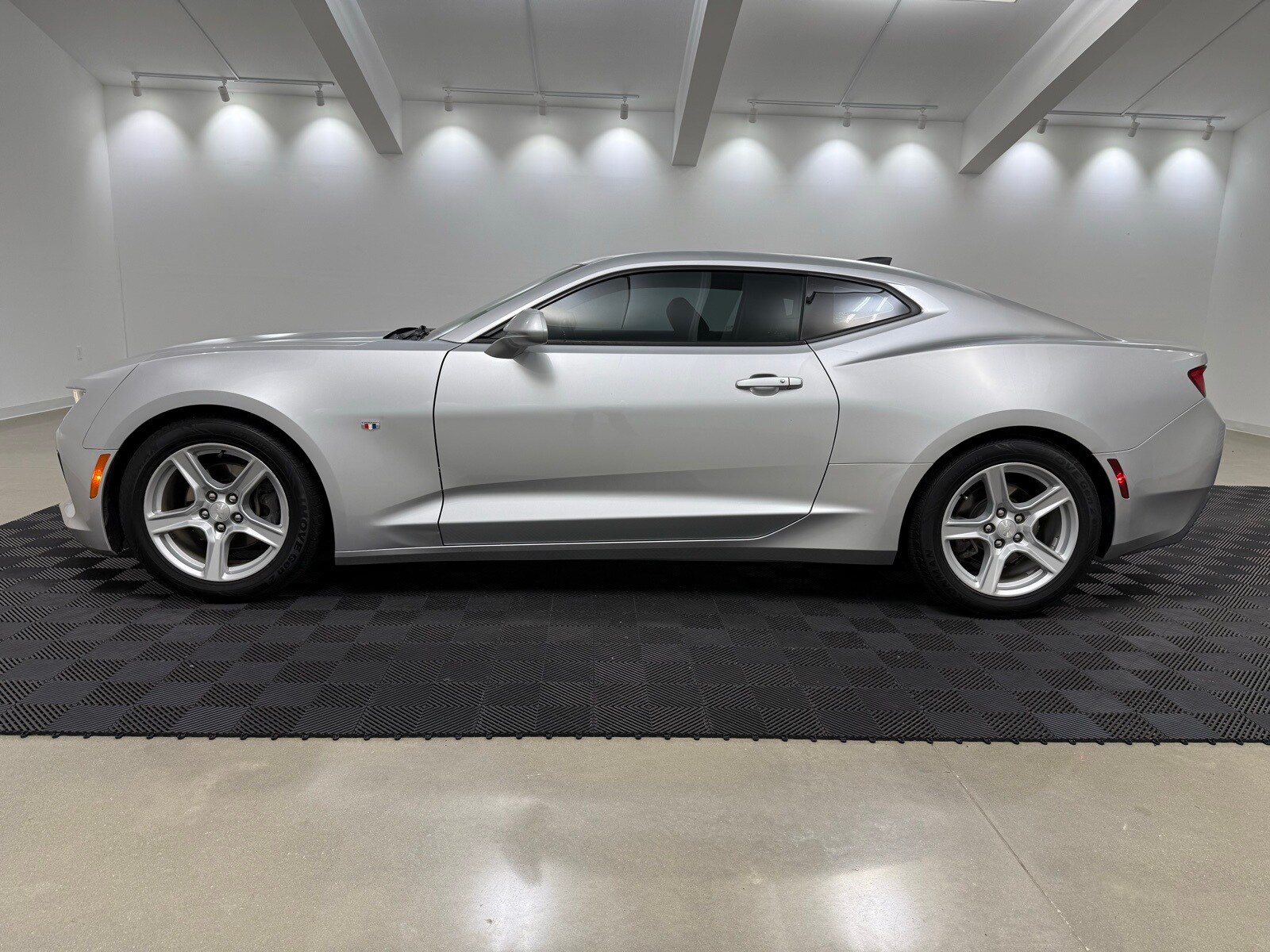 2018 Chevrolet Camaro 2LT photo 2