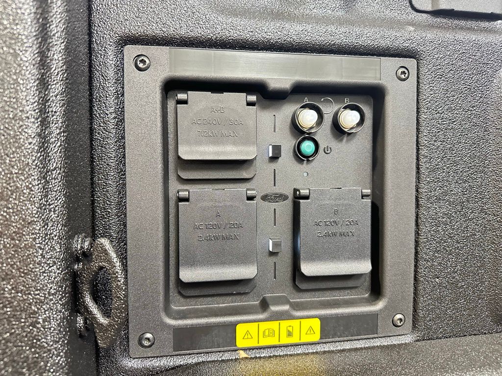 2025 Ford F-150 Lightning Flash - Photo 8