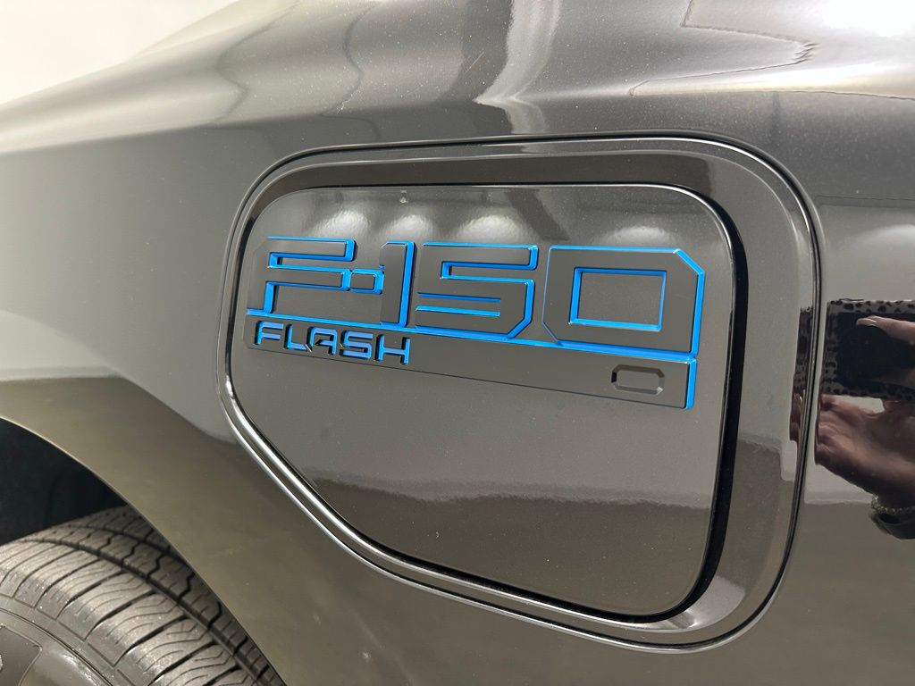 2025 Ford F-150 Lightning Flash - Photo 9