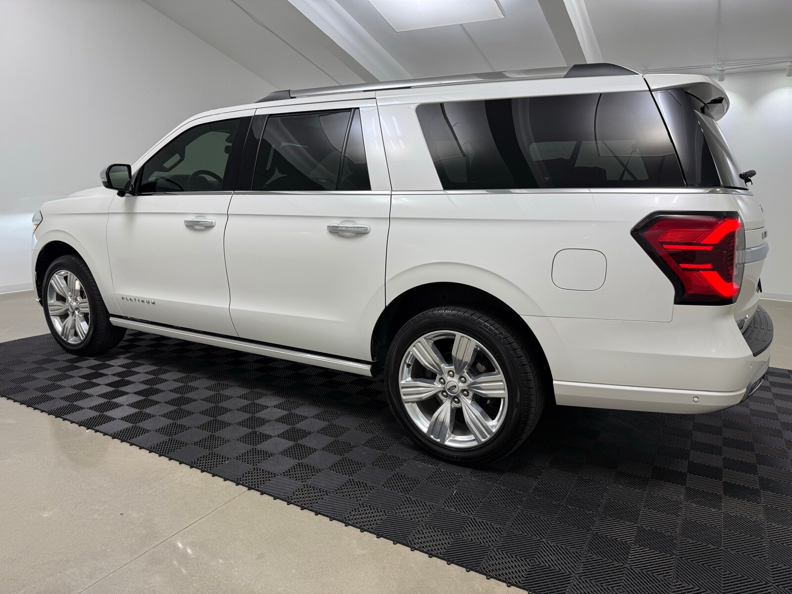 2024 Ford Expedition MAX Platinum photo 4