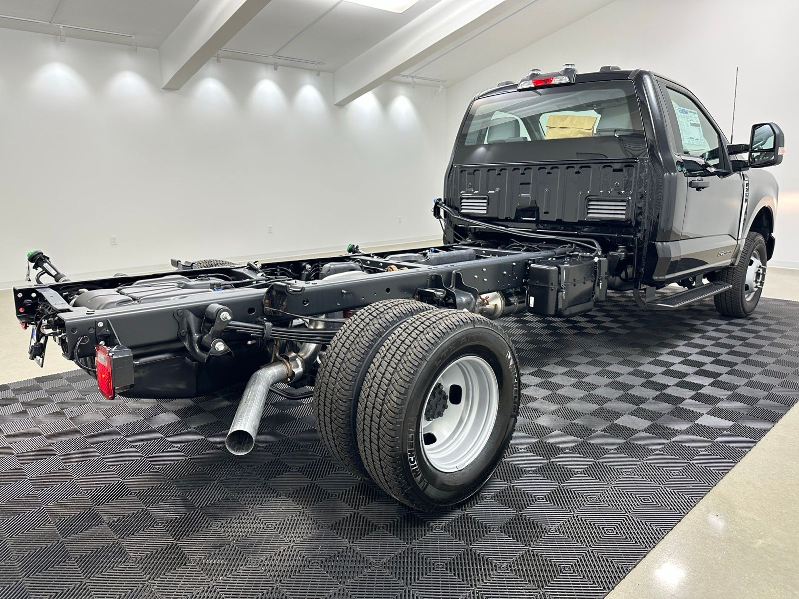2025 Ford F-350 Super Duty Chassis Cab XL - Photo 7