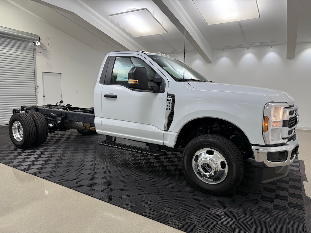 New 2025 Ford F-350SD XLT Chassis