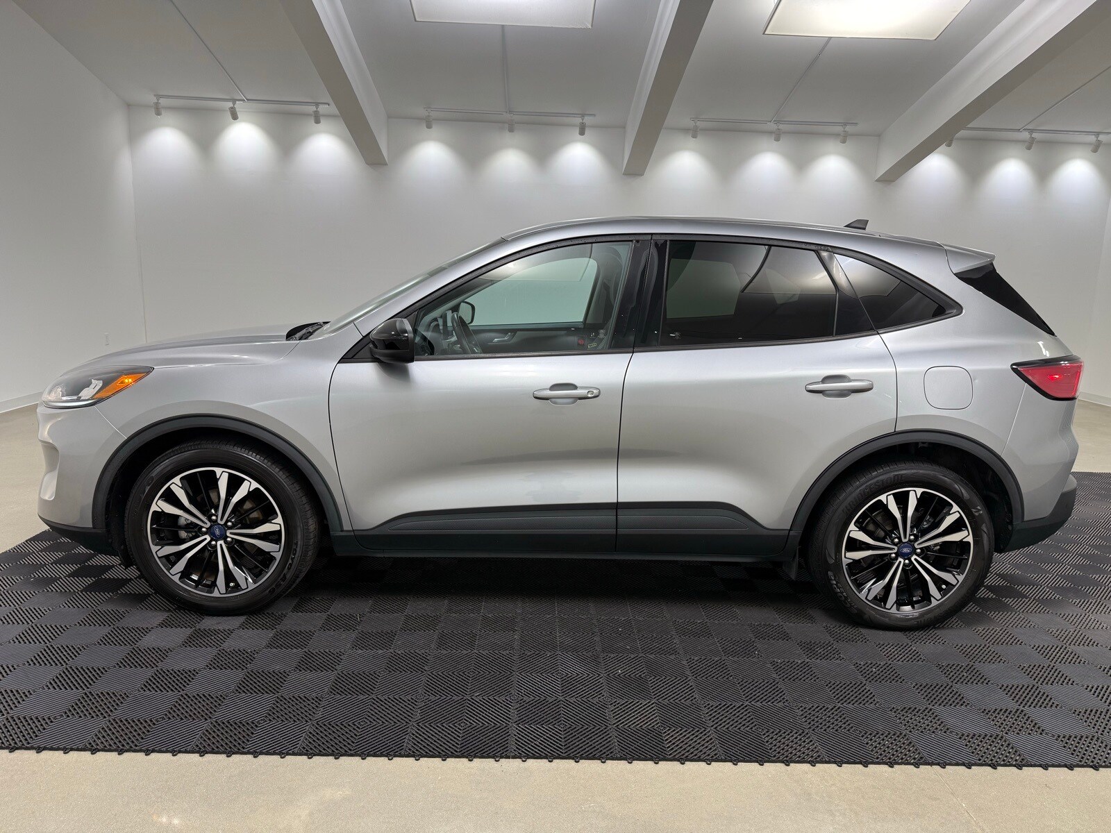 2021 Ford Escape SE photo 3