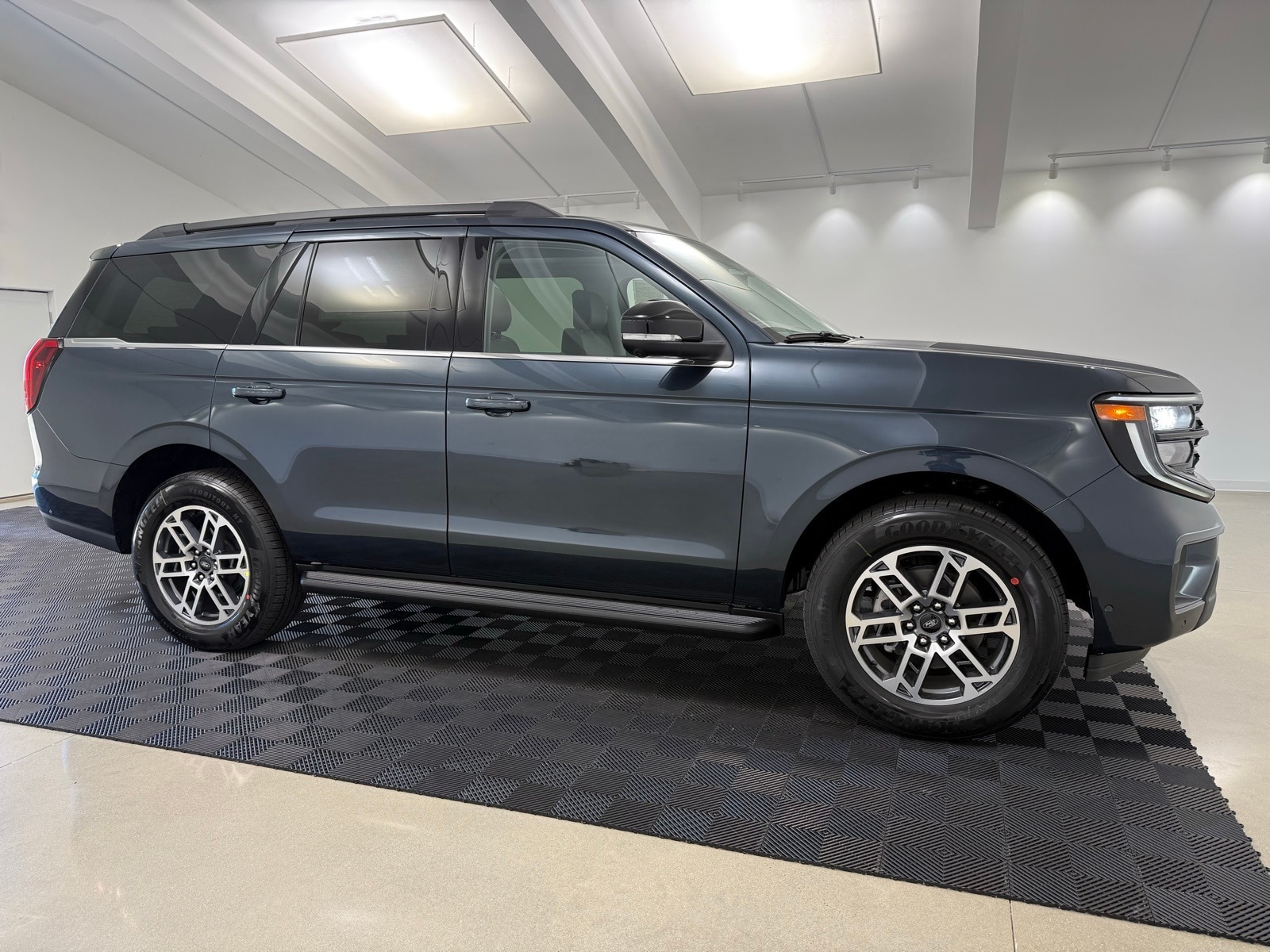 2025 Ford Expedition Active's photo